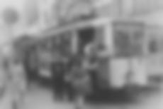 Fahrgastwechsel einer Straßenbahn um 1950.