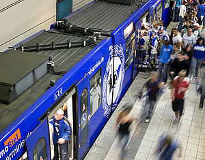 Zu sehen ist die ehemalige Arminia-StadtBahn mit Fahrgastverkehr am Bahnsteig