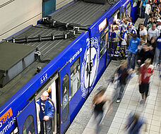 Zu sehen ist die ehemalige Arminia-StadtBahn mit Fahrgastverkehr am Bahnsteig